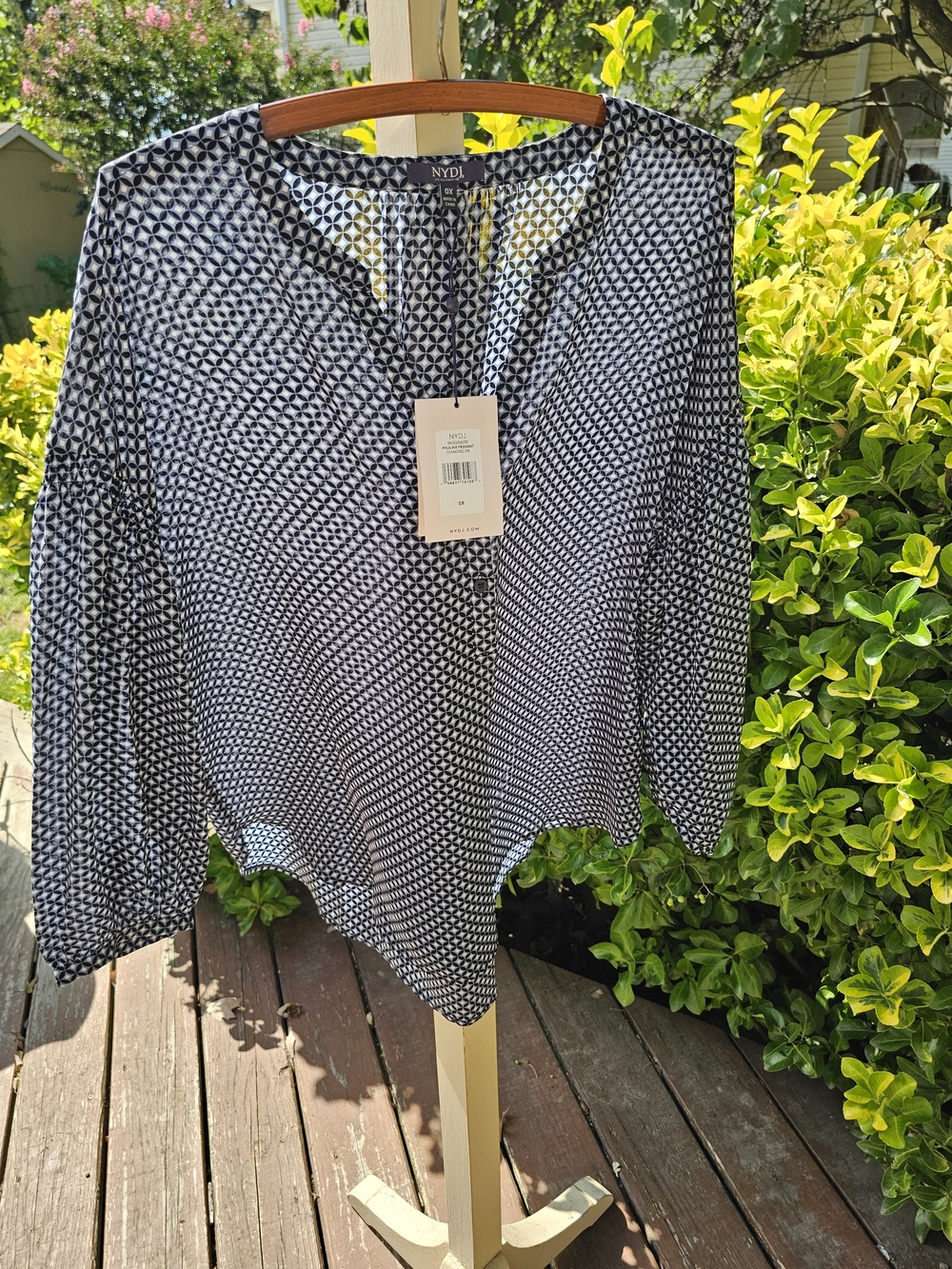 NYDJ Women's Navy & White Geometric V-Neck Blouse. NWT